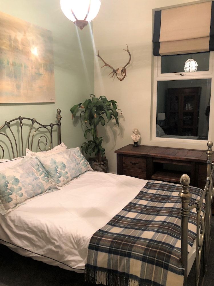 undefined Lyndhurst 6