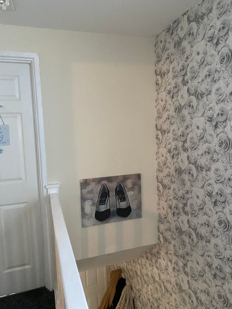 undefined Beautiful House Minutes Away From Liverpool Airport With Huge Garden 9