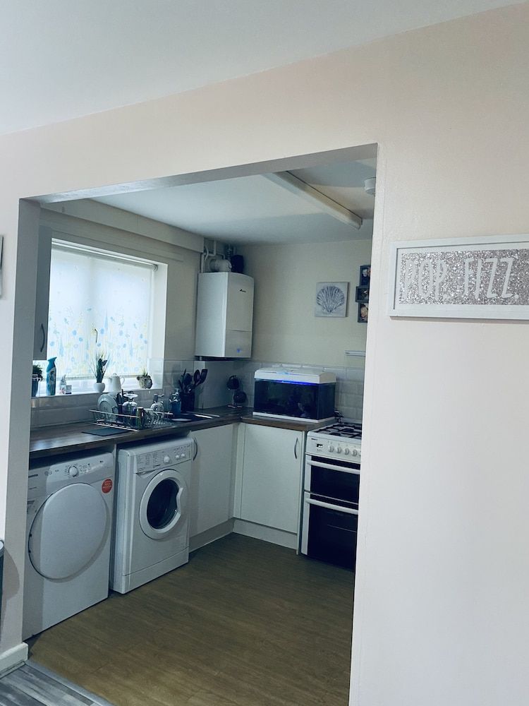 undefined Beautiful House Minutes Away From Liverpool Airport With Huge Garden 2