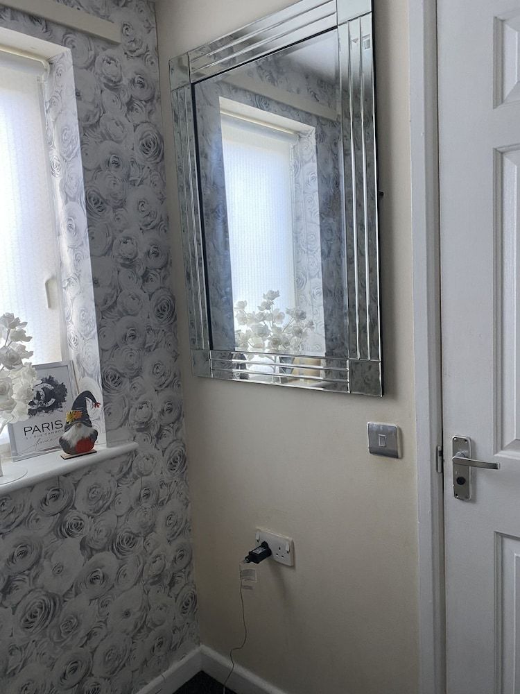 undefined Beautiful House Minutes Away From Liverpool Airport With Huge Garden 6