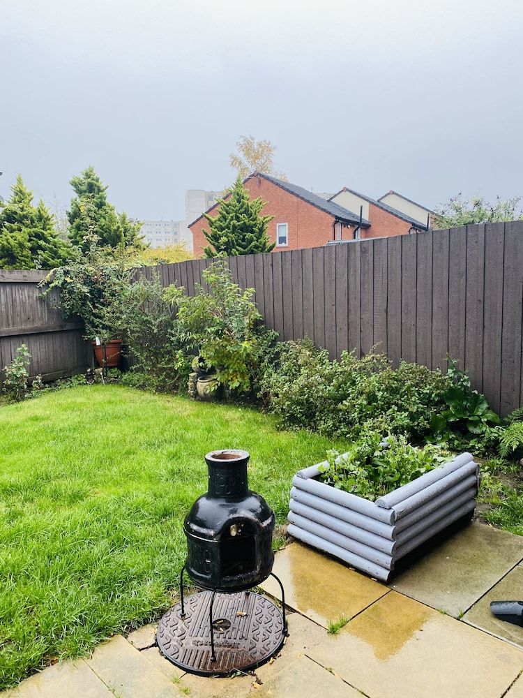 undefined Beautiful House Minutes Away From Liverpool Airport With Huge Garden 10