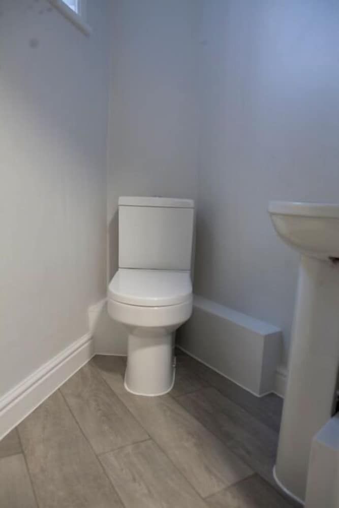 The L1 Rodney St Rooms Basic Triple Room, Shared Bathroom 4