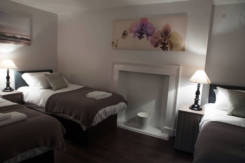 The L1 Rodney St Rooms Basic Triple Room, Shared Bathroom 2