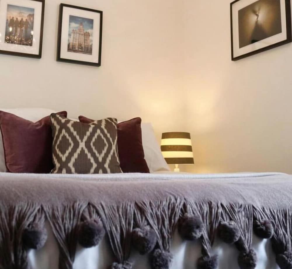 undefined Host so well at Lark Lane 3