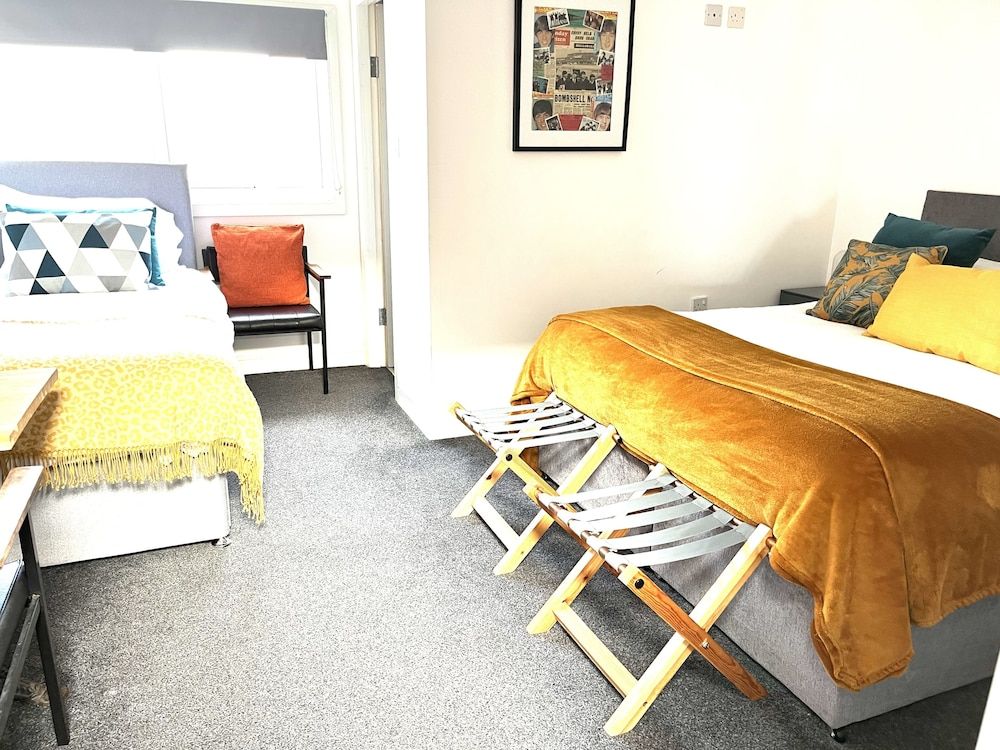 undefined Duplex Barge Cinema Room 6 Ensuite Double-triple Bedrooms Great Social Spaces 3