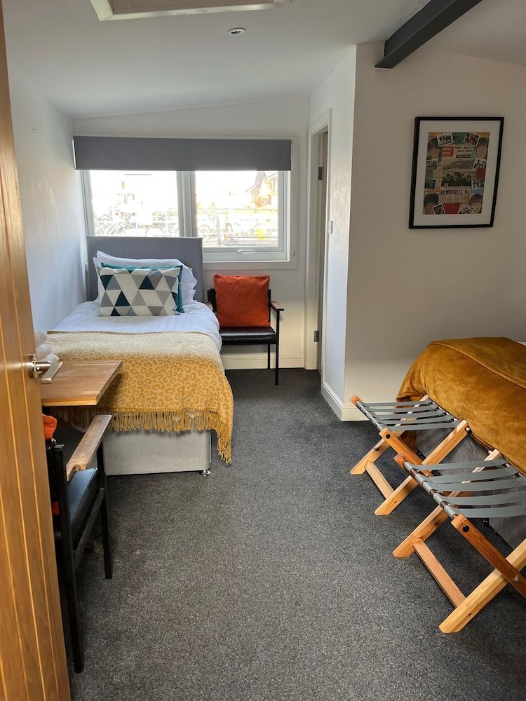 undefined Duplex Barge Cinema Room 6 Ensuite Double-triple Bedrooms Great Social Spaces 5