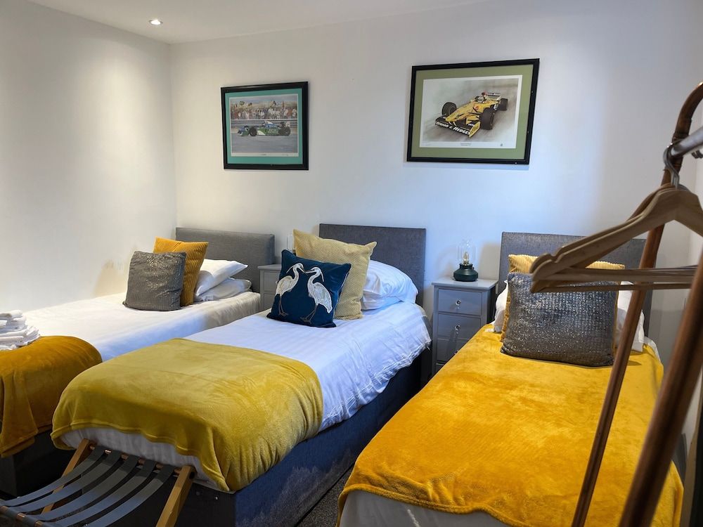 undefined Duplex Barge Cinema Room 6 Ensuite Double-triple Bedrooms Great Social Spaces 9