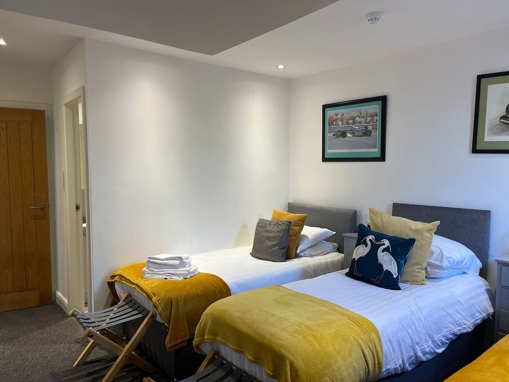 undefined Duplex Barge Cinema Room 6 Ensuite Double-triple Bedrooms Great Social Spaces 8