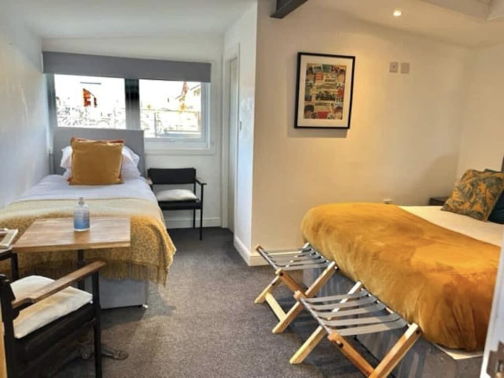 undefined Duplex Barge Cinema Room 6 Ensuite Double-triple Bedrooms Great Social Spaces 10