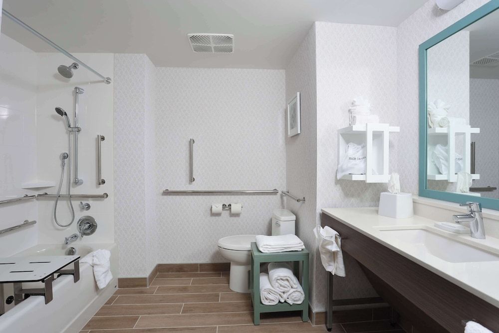 Hampton Inn & Suites Manistee Waterfront Room, 2 Queen Beds, Accessible, Bathtub (Lake View) 2