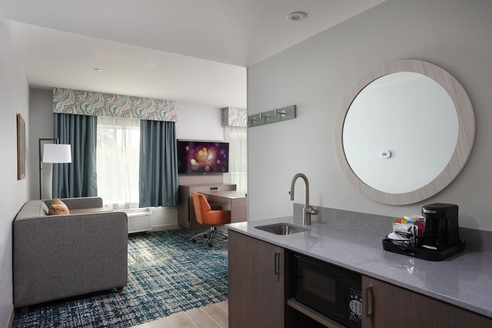 Hampton Inn & Suites Manistee Waterfront Studio, 1 King Bed, Refrigerator & Microwave (Wet bar) 4