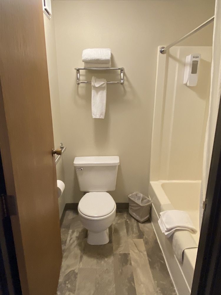 The Center Inn 1 Queen Micro Fridge 7