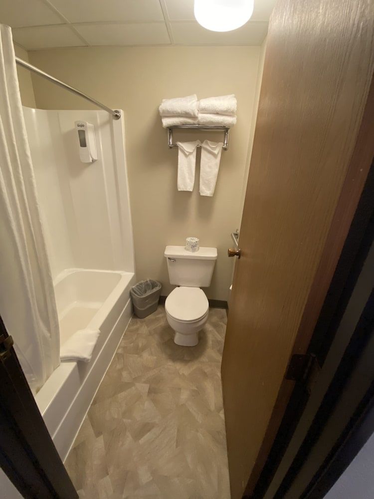 The Center Inn 1 Queen Micro Fridge 5