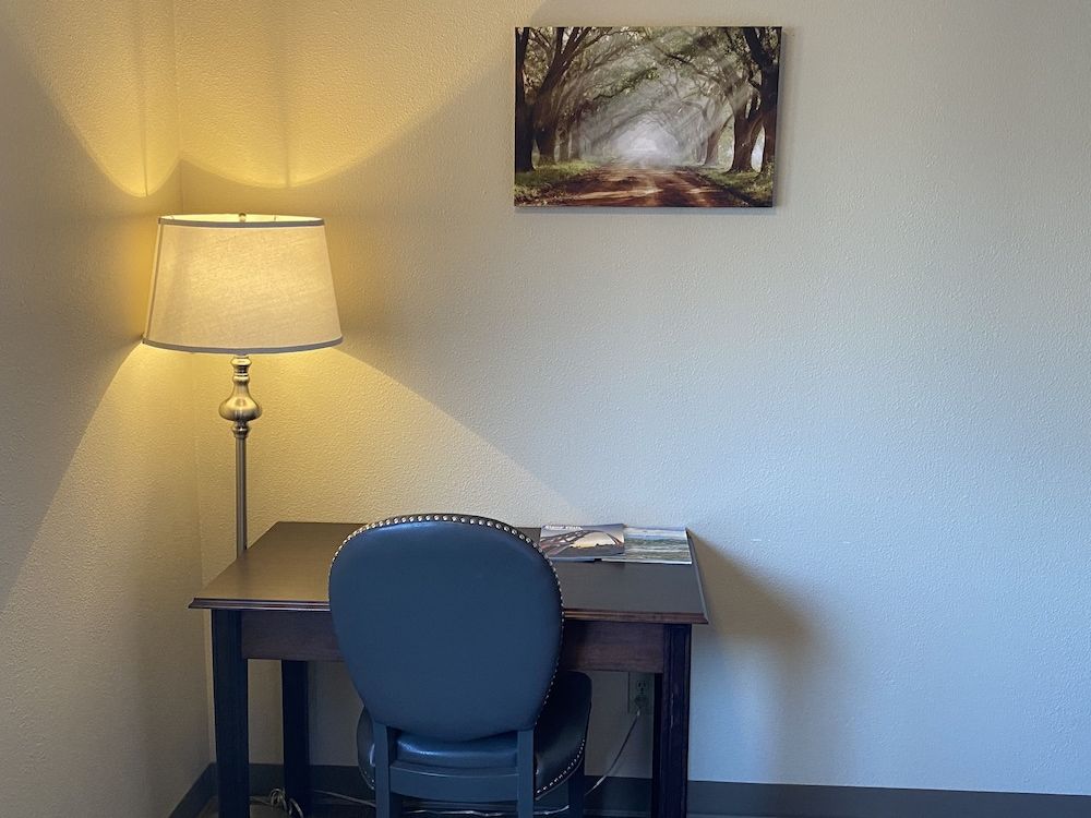 The Center Inn 1 Queen Micro Fridge 11