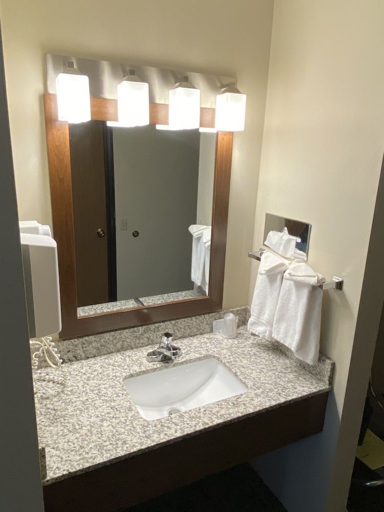 The Center Inn 1 Queen Micro Fridge 8