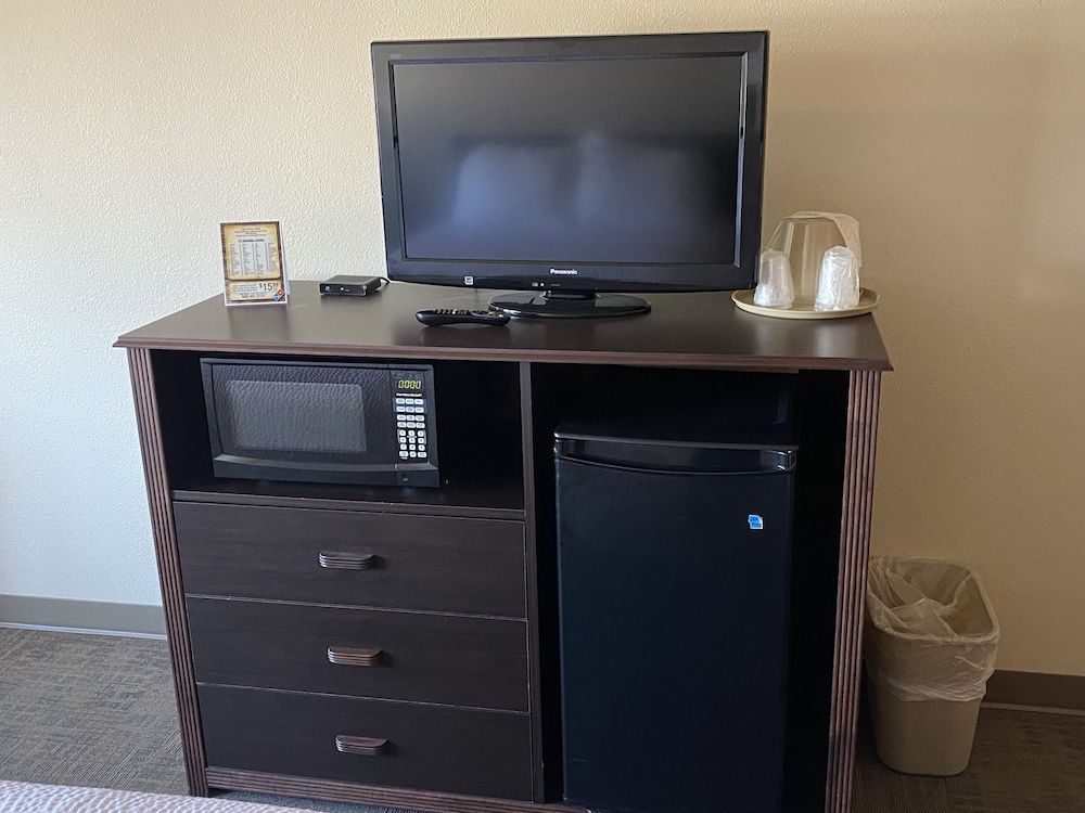 The Center Inn 1 Queen Micro Fridge 10