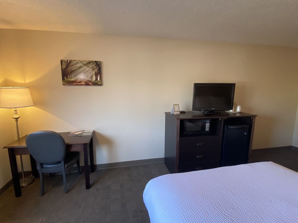 The Center Inn 1 Queen Micro Fridge 9