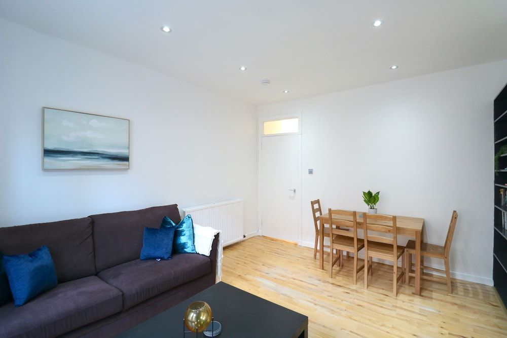 Comfortable Apartment in West End Apartment 14