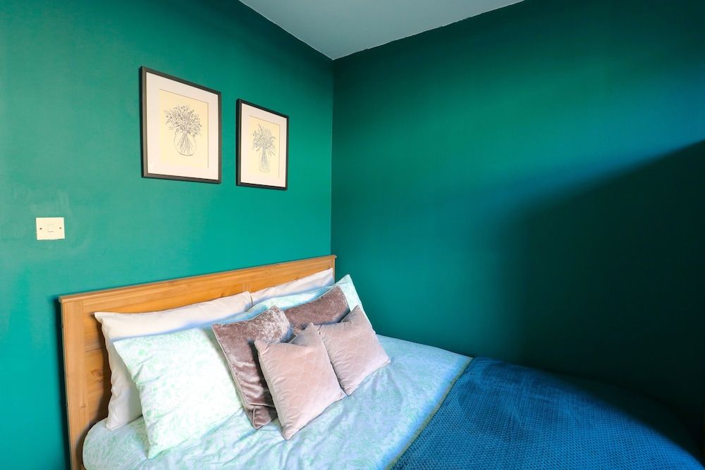 Comfortable Apartment in West End Apartment 4