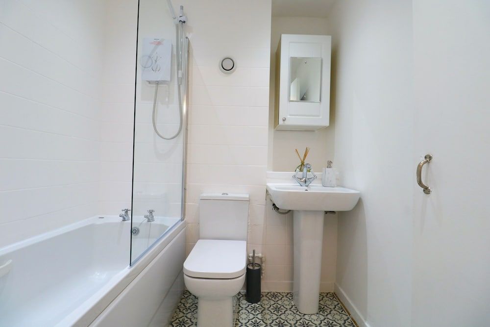 Comfortable Apartment in West End Apartment 24