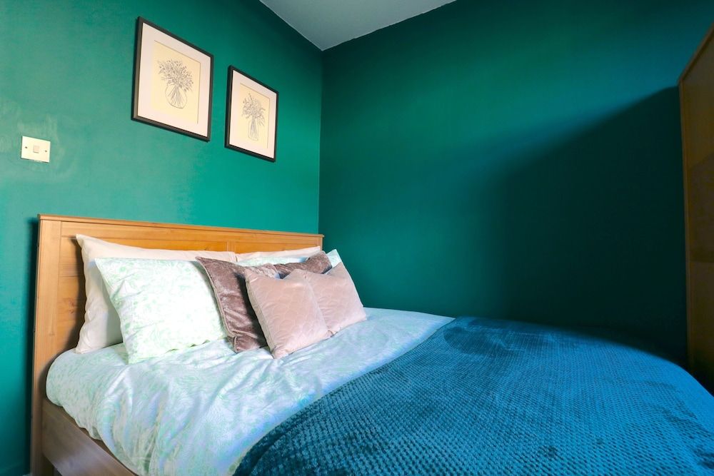 Comfortable Apartment in West End Apartment 6