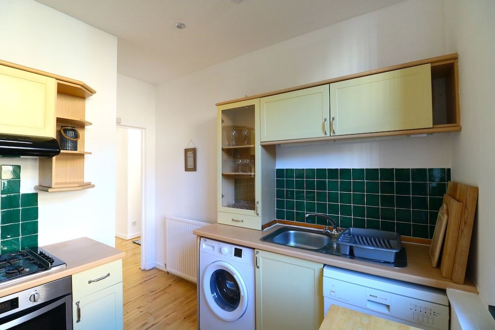 Comfortable Apartment in West End Apartment 7