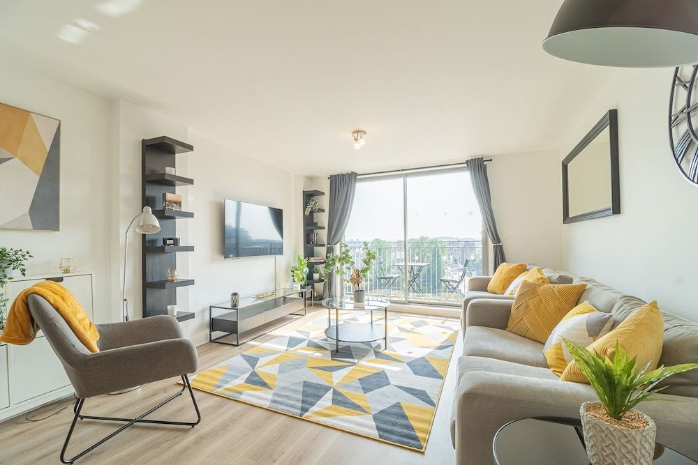 undefined Luxury Riverview City Centre Apartment 2 3