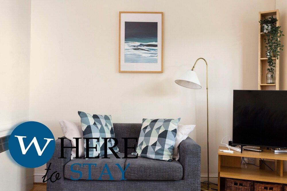 undefined Bright 1 Bedroom Apartment-private Parking 8