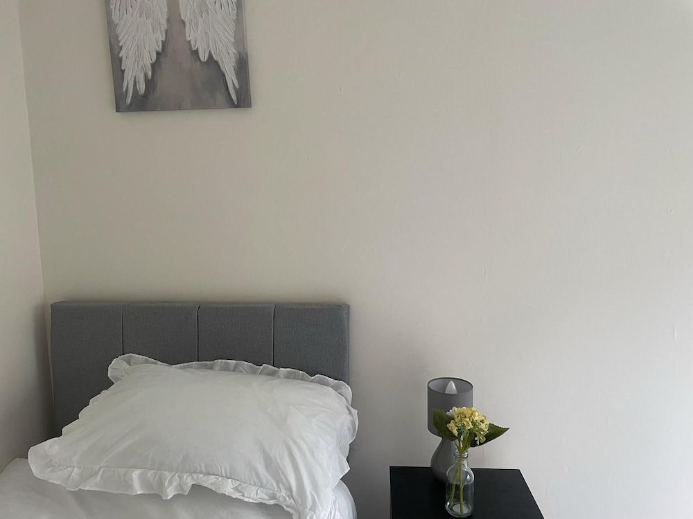 undefined Immaculate 3-bed Apartment in Glasgow Close to M8 9