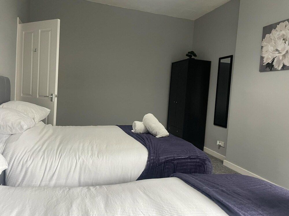 undefined Immaculate 3-bed Apartment in Glasgow Close to M8 8