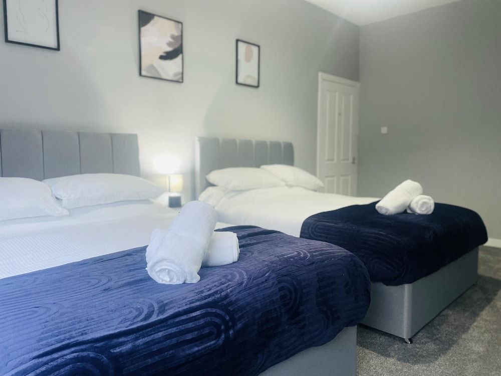 undefined Immaculate 3-bed Apartment in Glasgow Close to M8 10