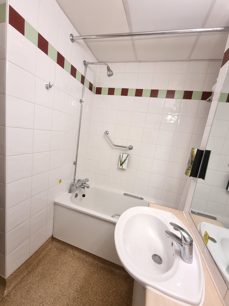 The Clyde Hotel Twin Room 7