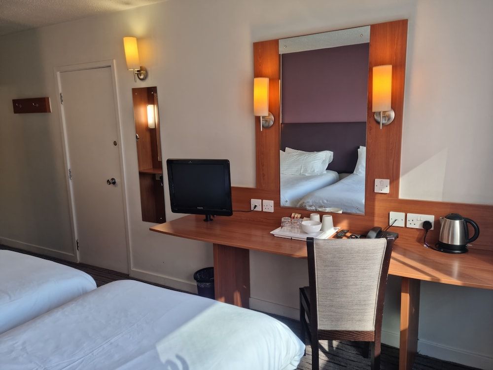 The Clyde Hotel Twin Room 2