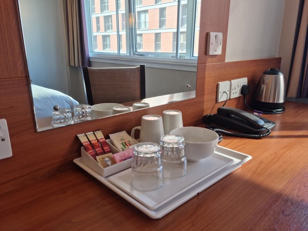 The Clyde Hotel Twin Room 8