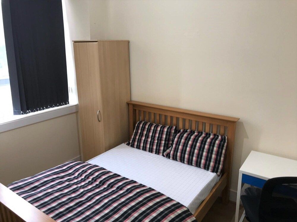 undefined 5 Bedroom House For Large Group 7