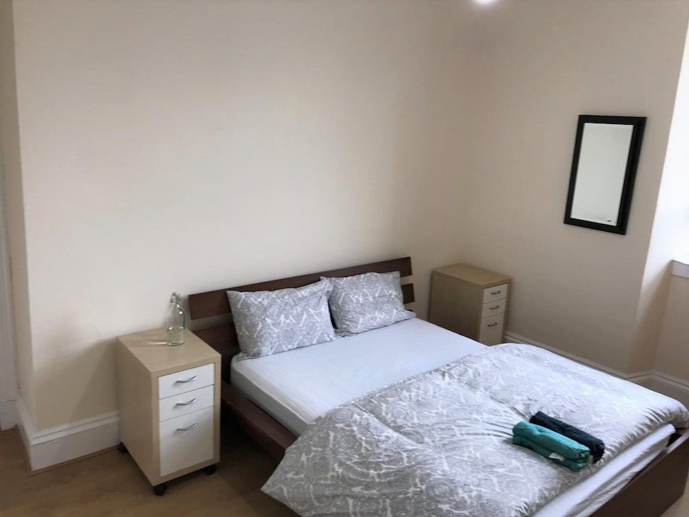 undefined 5 Bedroom House For Large Group 10