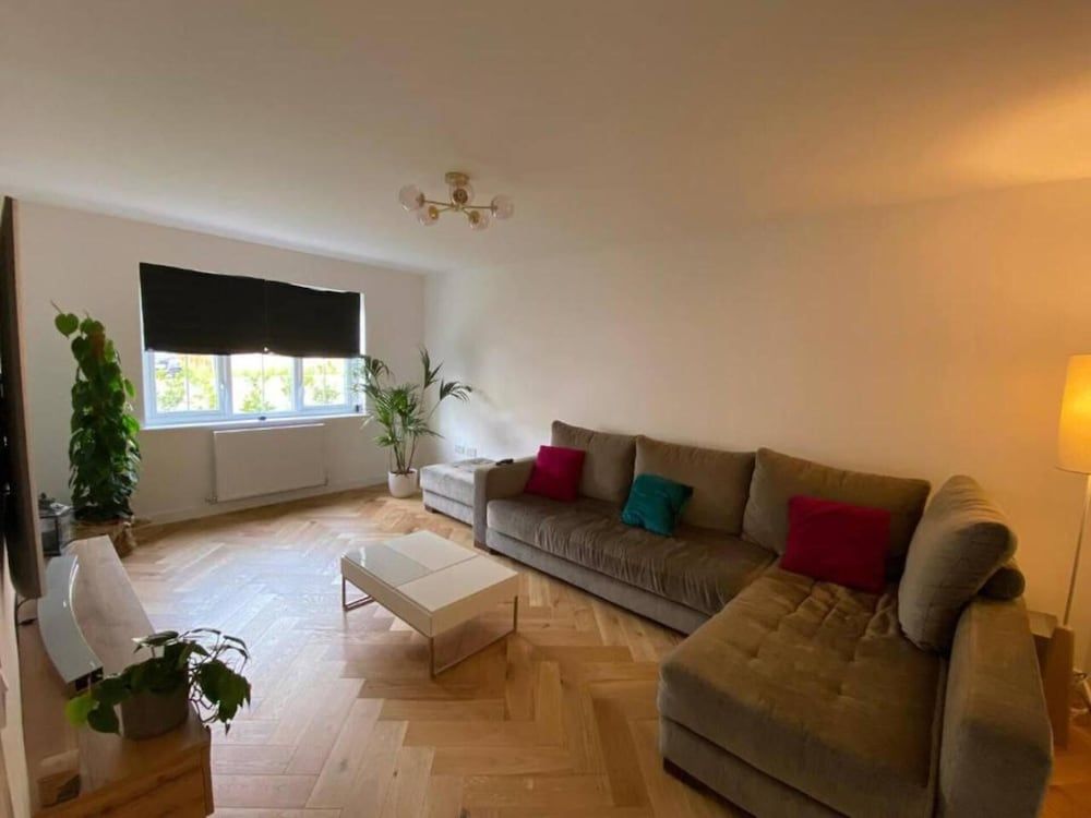 undefined Beautiful 4 Bedroom 3 Beds House in Glasgow 5