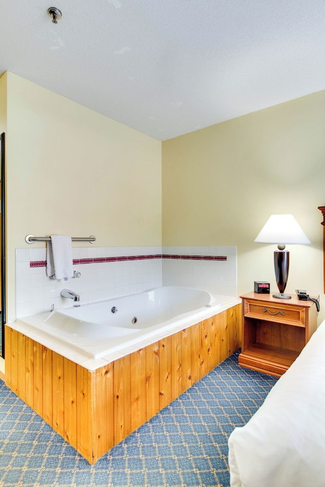 The Hotel Bemidji Signature Double Room, 1 King Bed, Non Smoking, Jetted Tub 4