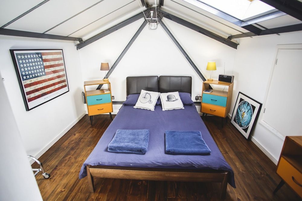 Paintworks Apartments Deluxe Two Bedroom Loft Apartment (The Loft) 2