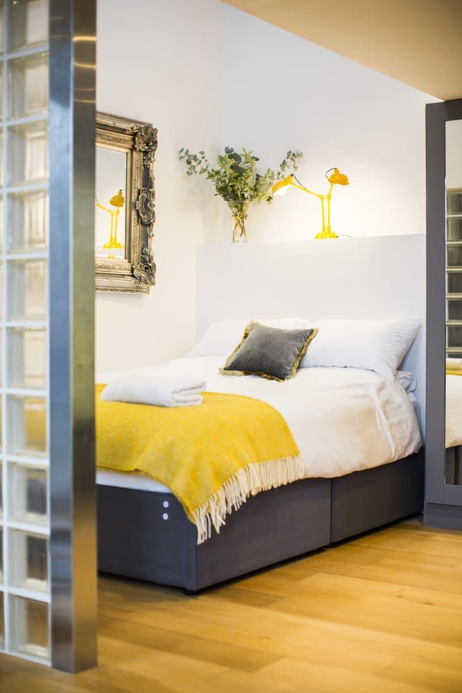 Paintworks Apartments Luxury Apartment, 2 Bedrooms (The Brick Loft)