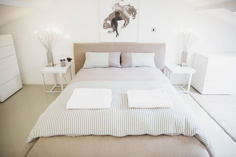 Paintworks Apartments Super Deluxe Two Bedroom Loft Apartment (The While Loft) 2