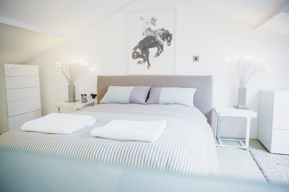 Paintworks Apartments Super Deluxe Two Bedroom Loft Apartment (The While Loft)