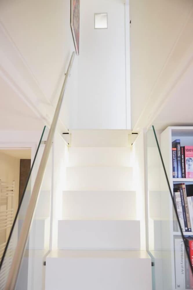 Paintworks Apartments Super Deluxe Two Bedroom Loft Apartment (The While Loft) 5