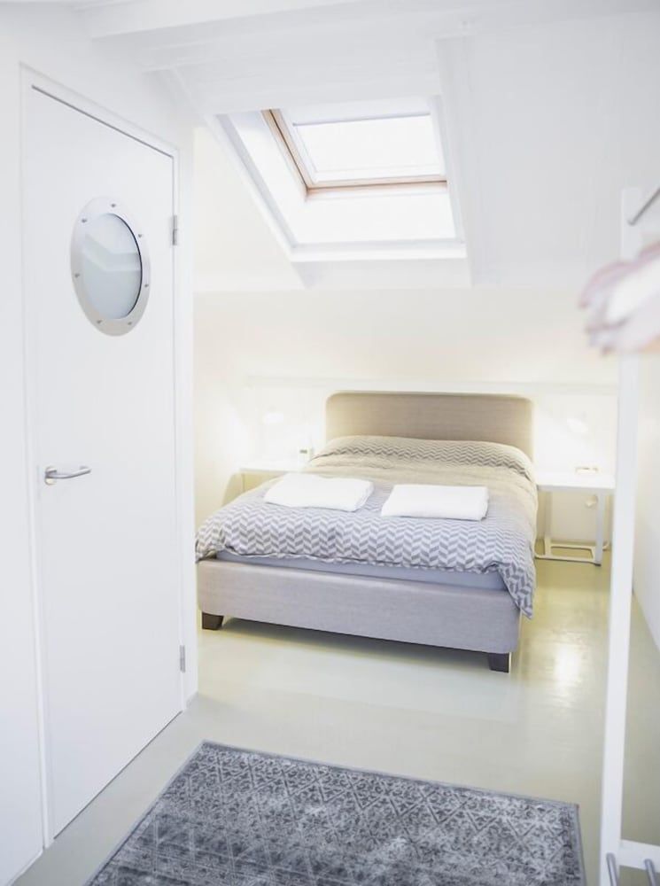 Paintworks Apartments Super Deluxe Two Bedroom Loft Apartment (The While Loft) 3