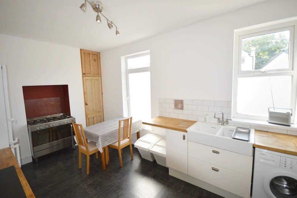 undefined 2 Bedroom Home in Gloucester Road 10