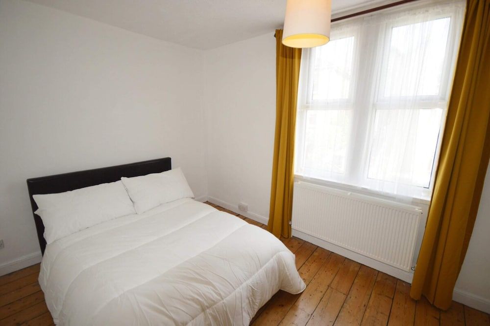 undefined 2 Bedroom Home in Gloucester Road 3