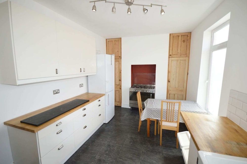 undefined 2 Bedroom Home in Gloucester Road 8