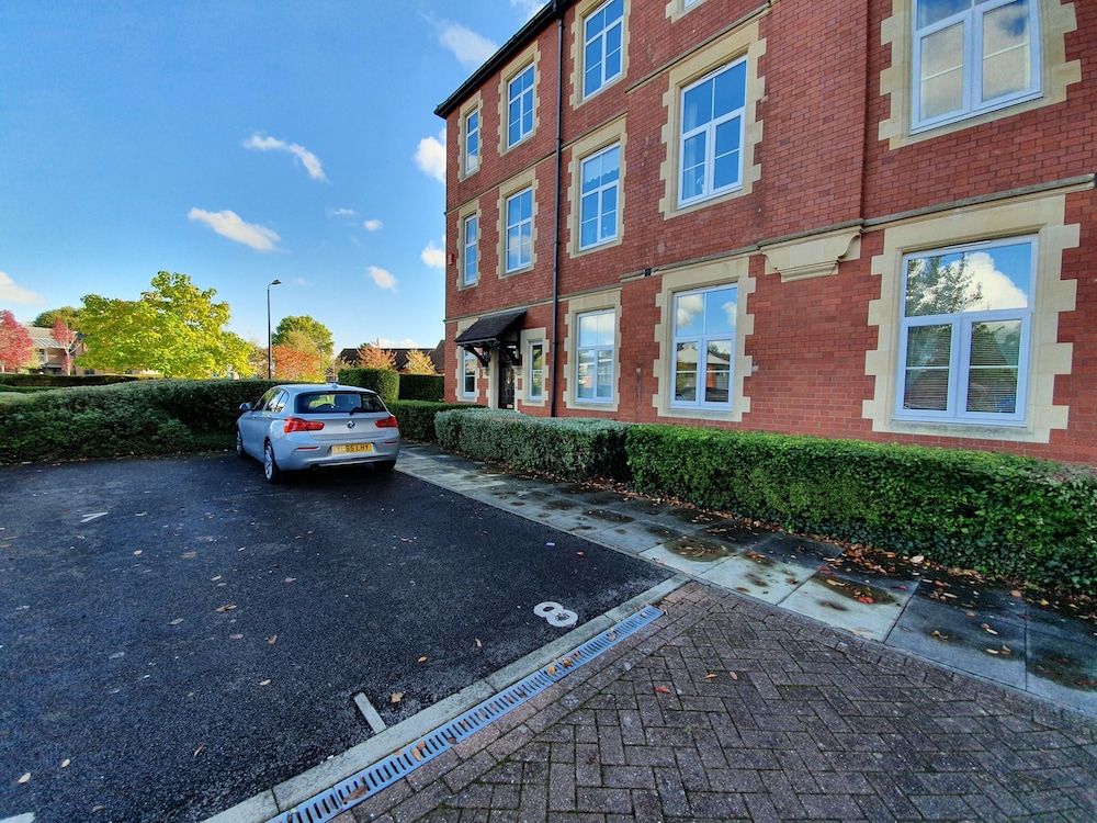 undefined Stylish 3 Bed Apartment in Bristol 4