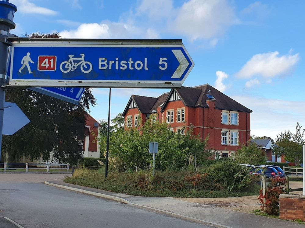 undefined Stylish 3 Bed Apartment in Bristol 3