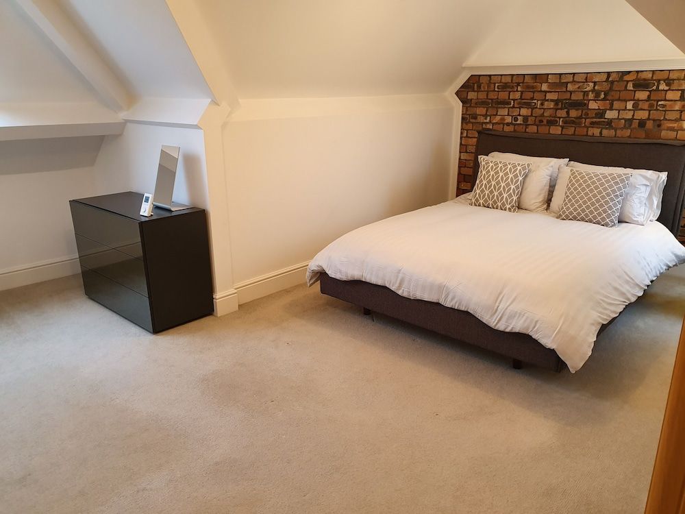 undefined Stylish 3 Bed Apartment in Bristol 5